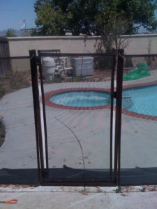 Mesh pool fence 